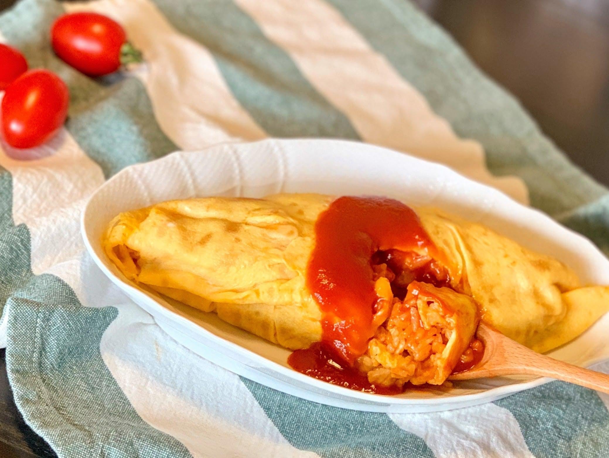 http://int.japanesetaste.com/cdn/shop/articles/how-to-make-omurice-japanese-omelet-rice-at-home.jpg?v=1685798567&width=5760