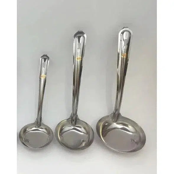 https://int.japanesetaste.com/cdn/shop/files/Yamagi-Stainless-Steel-Soup-Ladle-with-Hook-1-2023-11-28T07_3A14_3A27.128Z_grande.webp?v=1701412962